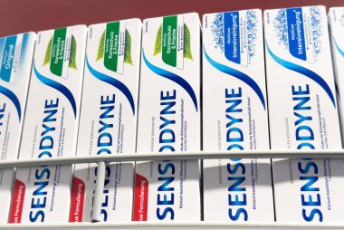 Sensodyne diş macunu seçimi rafta hassas dişler için çeşitli seçeneklerle.