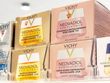 Vichy neovadiol gül platinyum ve magistral cilt ürünleri sergileniyor.