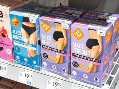 Mağaza koridorunda çeşitli tarz ve boyutları vurgulayan periyot iç çamaşırı görüntüsü.