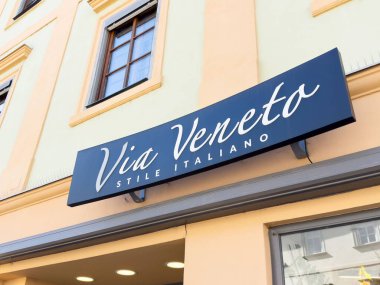 Şehir merkezinin dış tarafındaki şık İtalyan restoranı tabelası gün ışığında.