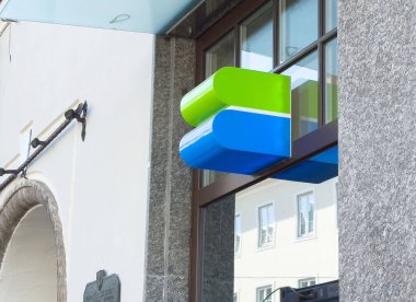 Dış yapı üzerine canlı yeşil ve mavi mimari heykel.