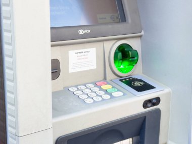 Kart yuvası ve sayısal tuş takımlı ATM yakın plan.