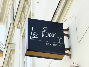 Avrupa binasının dış duvarında Le Bar tabelası.