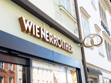 Avrupa caddesinde mimari tabelalı Wienerroither pastanesi.