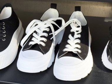 Kalın tabanlı siyah beyaz spor ayakkabılar..