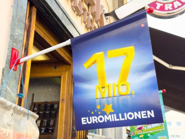 Euromillion büyük ikramiye reklamı Avrupa mağazasının önünde sergilendi.