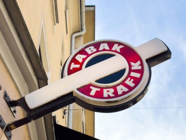 Mavi gökyüzüne karşı eski Avusturyalı tabak trafik işareti.