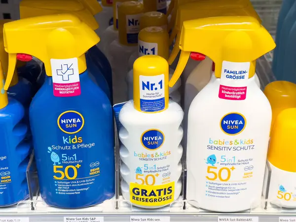 Nivea güneşi çocukları ve bebekler koruyucu spf 50 + güneş kremi şişeleri rafta.