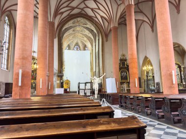 St. Mary 's Bazilika' nın içinde Krakow 'da kilise sıraları ve gotik mimari var..