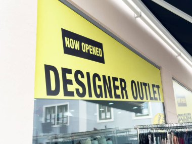 Yeni tasarımcı mağazası şimdi şık giyim ve aksesuarların altını çiziyor.