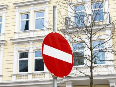 Klasik mimari arka planına sahip şehir ortamında giriş işareti yok.