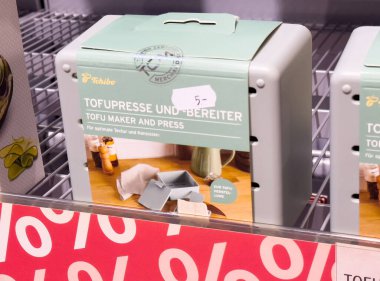 Tofu makinesi ve yeşil ambalaj tasarımı ile perakende mağazasında basın.