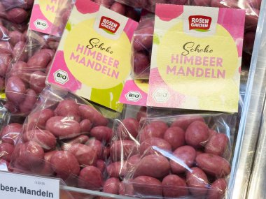 Organik etiketli ahududu çikolata bademleri.