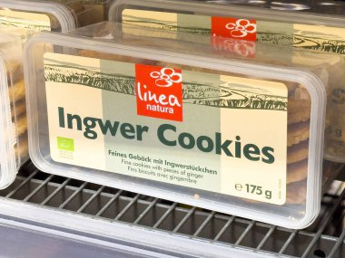 Süpermarket rafında açık ambalajda linea natura yutucu kurabiyeler.