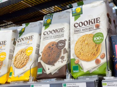 Organik kurabiyeler çeşitli aromalar ve malzemelerle süpermarkette sergilenir.