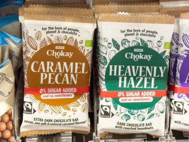 Rafta sergilenen organik çikolata: Karamelli ceviz ve ilahi ela çeşidi.