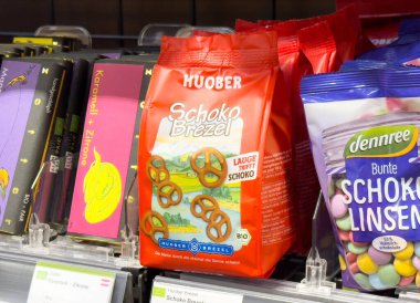 Çikolatalı kraker ve şeker ambalajlı çeşitli Avrupa atıştırmalıkları.