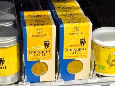 Markette vanilyalı ve zencefilli organik kurkuma latte karışımı sergileniyor.