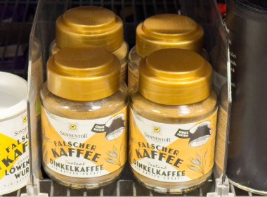 Depoda anında dinkelkafee kavanozları.