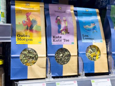 Renkli ambalajlarda raflarda çeşitli sonnentor bitkisel çayları.