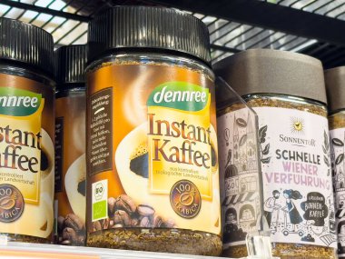 Doğal malzeme etiketli organik hazır kahve kavanozları..