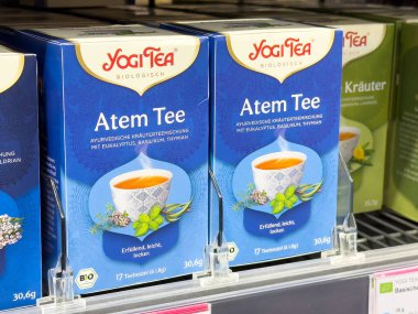 Yogi Tee Tee Bitki Çay Kutuları sergileniyor.