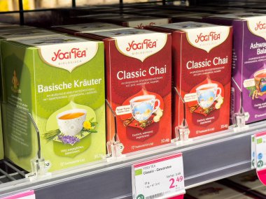Mağaza raflarında çeşitli yogi çay ürünleri sergilenmektedir.