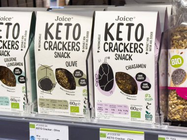 Gıda etiketli ve çevre dostu ambalajlı raflarda çeşitli keto krakerleri var.