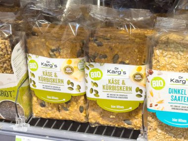 Organik tohum ve peynirli cips çeşitleri markette sergileniyor.