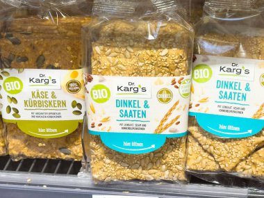 Markette çeşitli aromalı organik tohum çıtır ekmekleri..