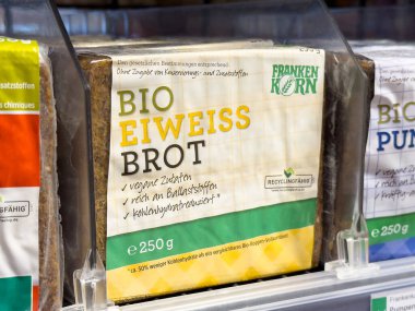 Alman süpermarketinde organik protein ambalajı sergileniyor.