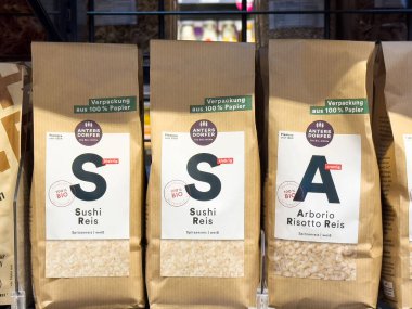 Organik suşi ve ekoloji dostu kağıt ambalajlı arborio pirinç paketleri..