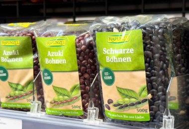 Organik azuki ve siyah fasulyeler depo raflarında çevre dostu ambalajlarda..