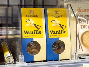 Organik zemin vanilya ambalajı aroma ve pişirme için rafta sergileniyor.