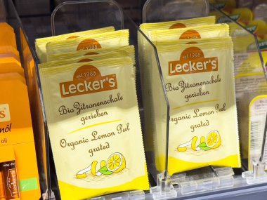 Markette organik rendelenmiş limon kabuğu paketleri sergileniyor.