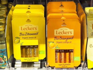 Parlak ambalajda organik limon ve portakal yağı görüntüsü.