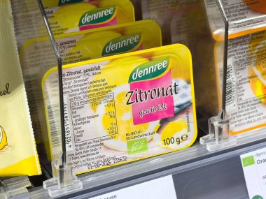 Süpermarket rafında limon ambalajlı organik sitrat küpleri.