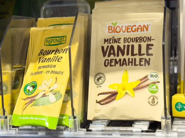 Organik vanilya tozu paketleri vejetaryen ve biyolojik etiketlerle dolu..