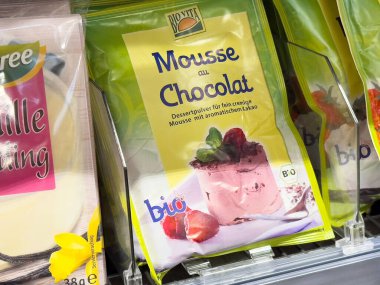 Markette çilekli organik çikolatalı mus karışımı..