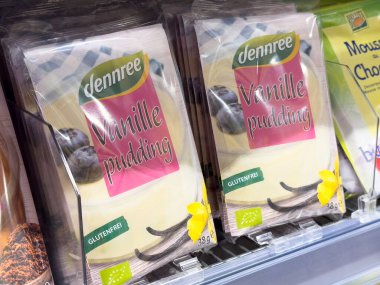 Marketin soğutulmuş bölümünde vanilyalı puding ambalajı görüntüsü.