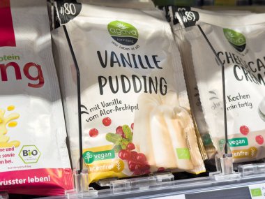 Vejetaryen glütensiz vanilyalı puding paketi ve rafta çevre dostu tasarım var..