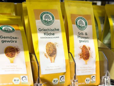 Parlak ambalajda organik baharat karışımlarının çeşitliliği.