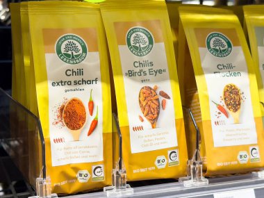 Depolama rafında sarı pakette organik biber seçimi.