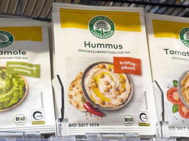 Organik humus çeşnili avokado ve domates sosu karışımı..