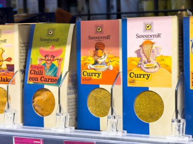 Renkli çizimler içeren sonnentor baharat paketlerinin çeşitliliği.