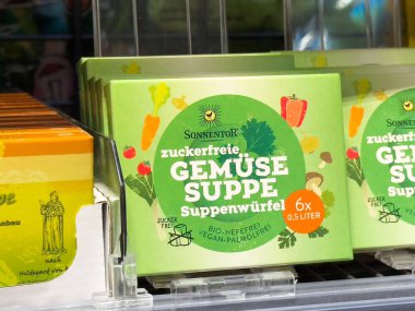 Rafta sergilenen organik sebze çorbası küpleri.