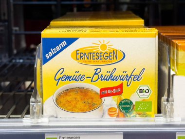 Erntesegen sebze suyu küpleri tuzlu aromalı raflarda saklanır..