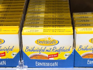 Alman süpermarketinin rafında organik et suyu küpleri sergileniyor.