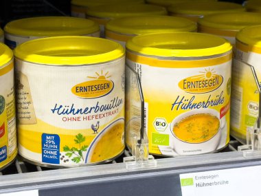 Süpermarketin raflarında organik hazır tavuk suyu konserveleri.