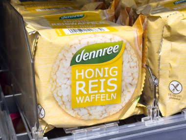 Markette organik ballı pirinç kekleri.